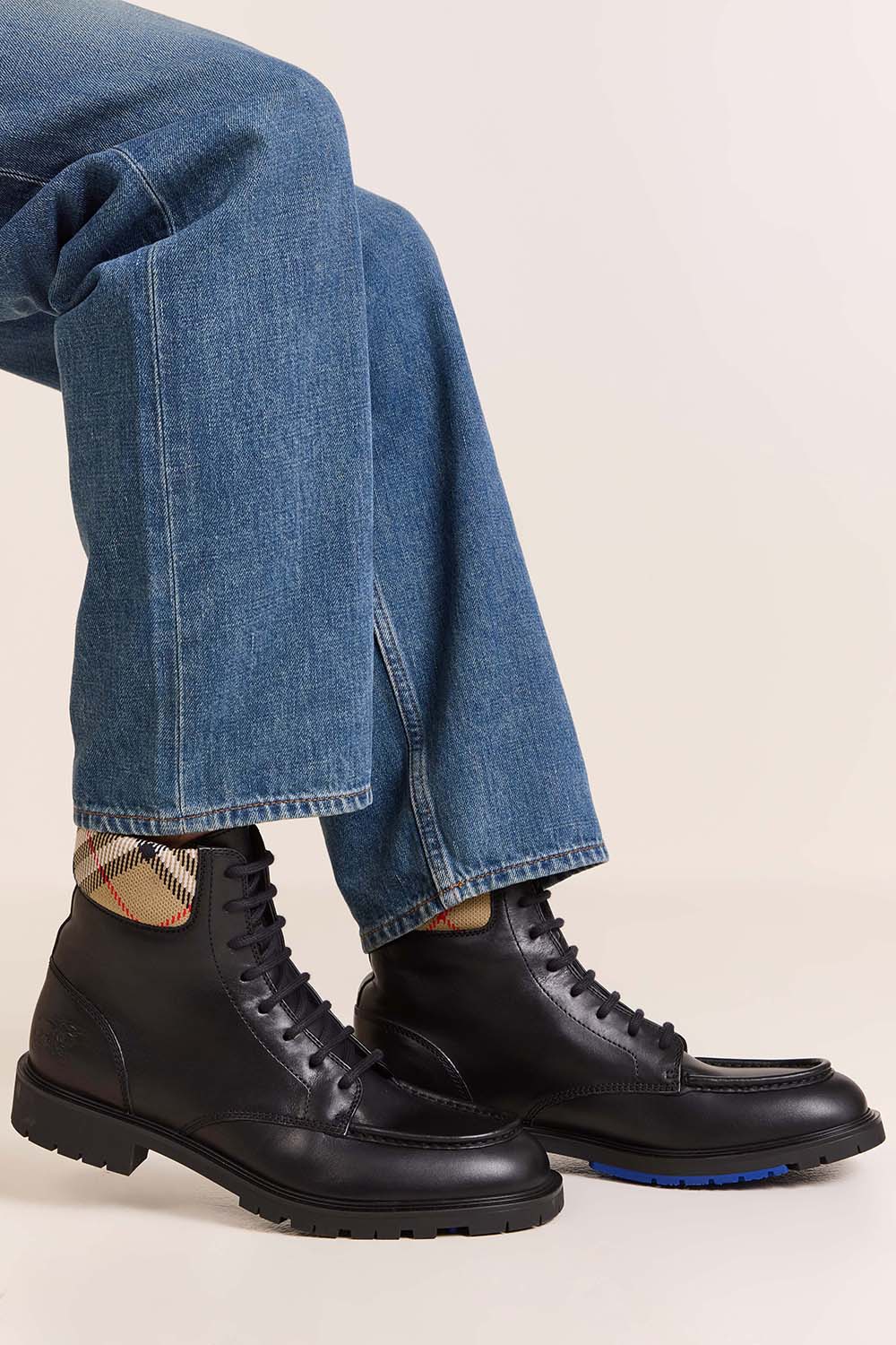 תמונת כל הלוק של מגפוני קומבט